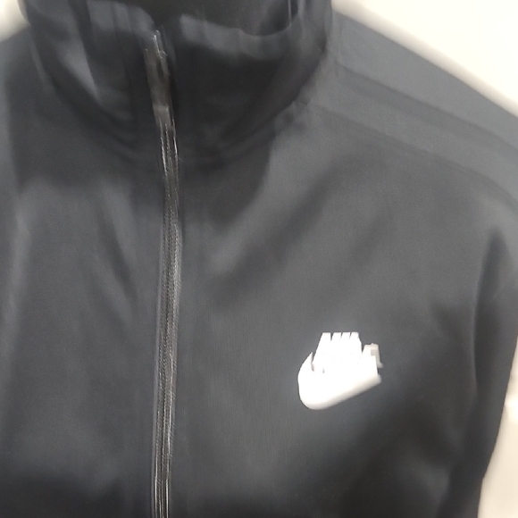 Nike Kids Black Jacket w pockets, size XL - Picture 3 of 7